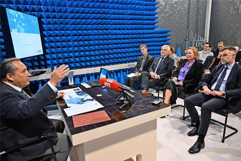 Ilnas-Direktor Jean-Marie Reiff erklärt unter anderem den Ministern Paulette Lenert und Franz Fayot die Aufgaben seines Instituts
