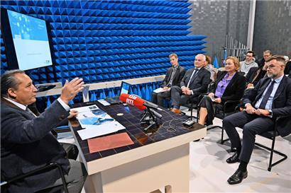 Ilnas-Direktor Jean-Marie Reiff erklärt unter anderem den Ministern Paulette Lenert und Franz Fayot die Aufgaben seines Instituts
