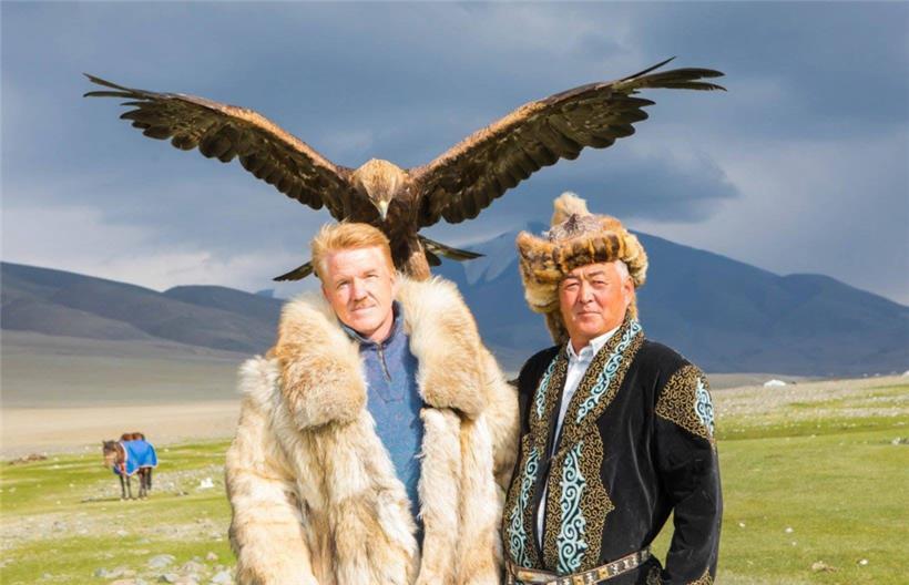 Im Altai-Gebirge konnte Jean Marie Backes (l.) die tiefe Verbindung zwischen einem traditionellen Jäger und seinem Adler beobachten
