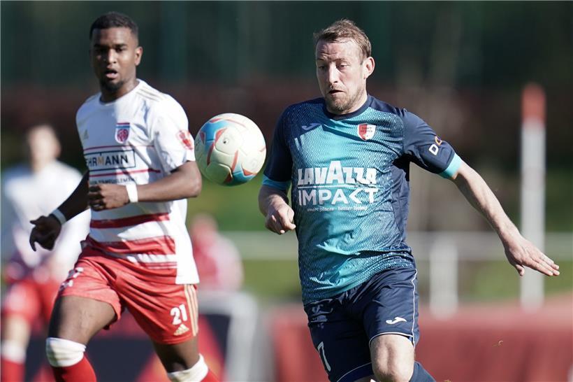 Im Angriff setzt der neue Trainer Vincent Hognon auf die Kaltschnäuzigkeit von Dominik Stolz (r.)
