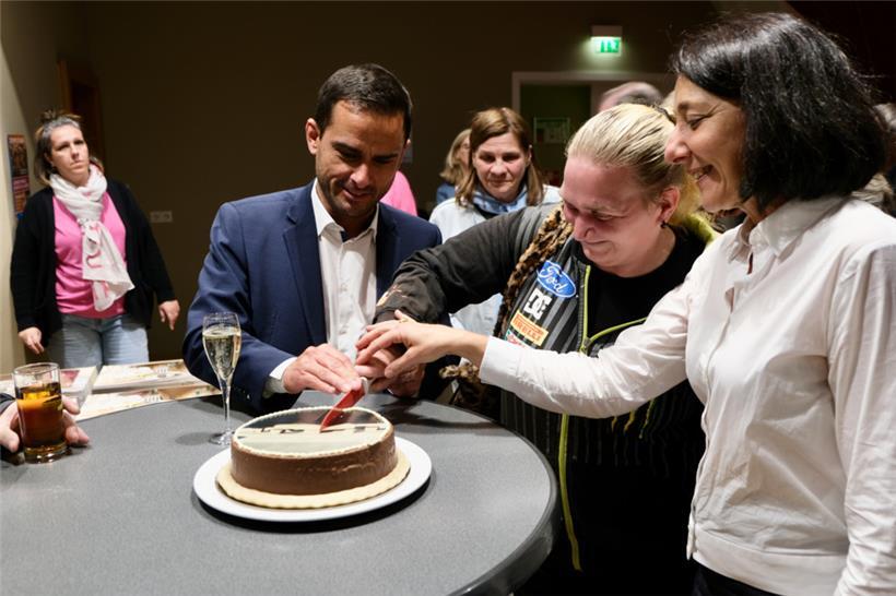 Im Anschluss an die Reden wurde der Geburtstagskuchen für den Solidaritätstisch ...