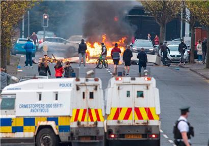 Im April kam es zu teils gewaltsamen Auseinandersetzungen zwischen Loyalisten und der Polizei wegen der Brexit-bedingten Zollkontrollen zwischen Nordirland und Großbritannien

