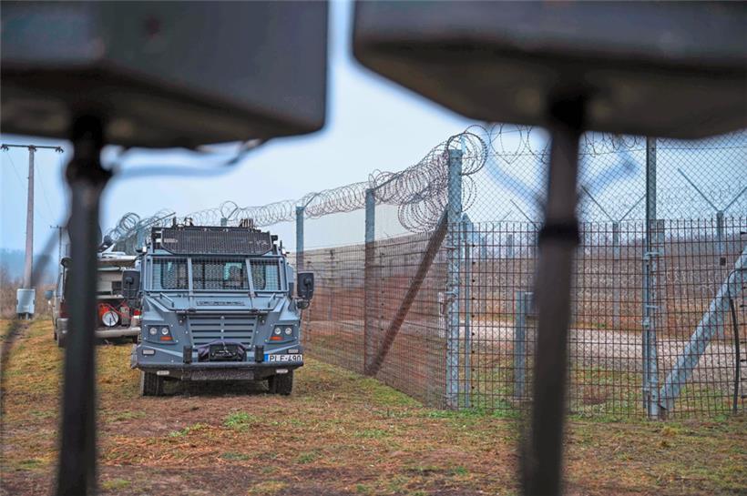 Im August entschied sich Ungarn, den bereits 165 Kilometer langen Grenzzaun zu Serbien weiter auszubauen
