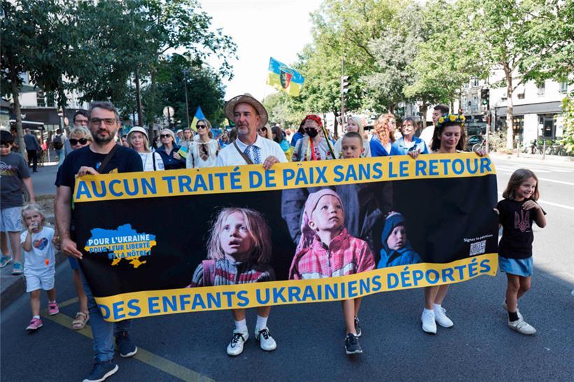 Im August forderten geflüchtete Ukrainer bei einer Veranstaltung in Paris die Rückkehr von durch russische Truppen verschleppte ukrainische Kinder
