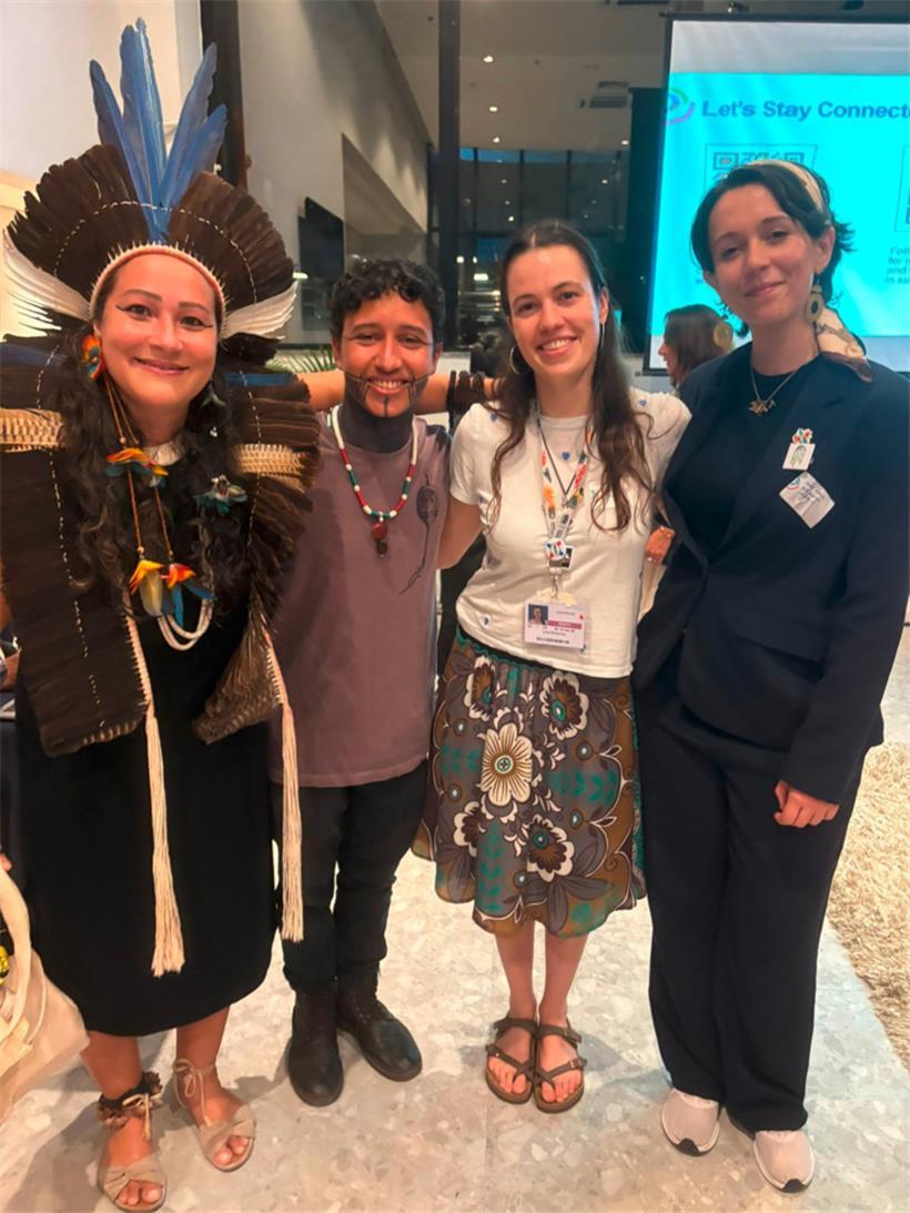 Im Austausch mit Indigenen: Lara Bertemes (2.v.r.) und Sarah Mackel (r.)
