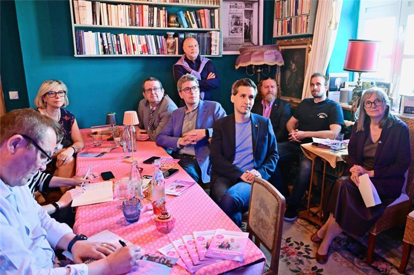 Im Beisein mehrerer Kandidatinnen und Kandidaten sowie des Abgeordneten Sven Clement haben die „Stater Piraten“ das Programm für die Kommunalwahlen vorgestellt
