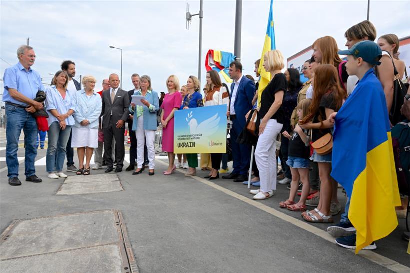 Im Beisein von vielen Menschen aus der Ukraine ließ der Schöffenrat das neue Str...
