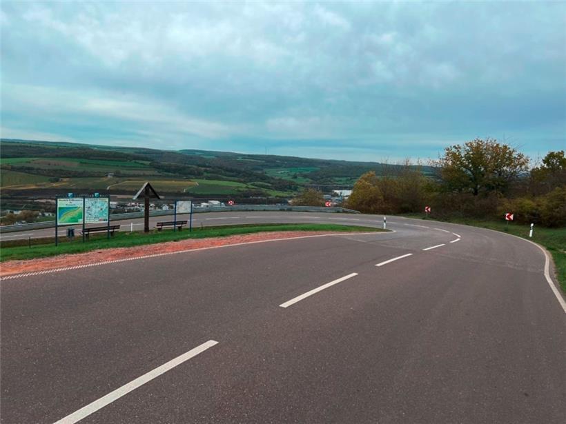 Im Bereich eines Parkplatzes in der Nähe des hölzernen Wegkreuzes bei Temmels in Deutschland wurden im November 2022 menschliche Körperteile gefunden
