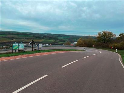 Im Bereich eines Parkplatzes in der Nähe des hölzernen Wegkreuzes bei Temmels in Deutschland wurden im November 2022 menschliche Körperteile gefunden
