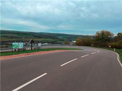 Im Bereich eines Parkplatzes in der Nähe des hölzernen Wegkreuzes bei Temmels in Deutschland wurden im November 2022 menschliche Körperteile gefunden
