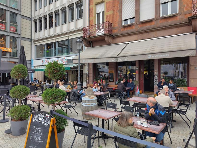 Im Bistro „Beim Renert“ war auch am Nachmittag noch viel los – um die Mittagszeit war die Terrasse komplett voll

