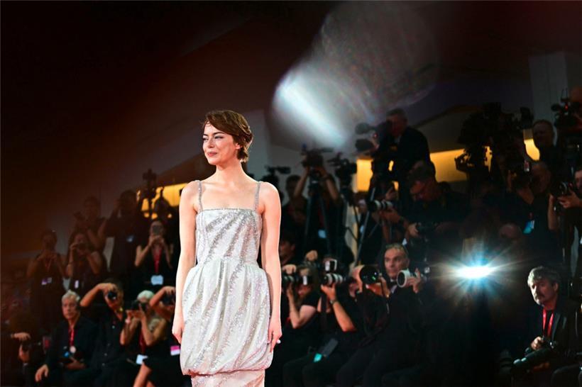 Im Blitzlichtgewitter: Die US-amerikanische Schauspielerin Emma Stone spielt in „Bugonia“ mit – und somit in einem Film mit Chancen auf den Goldenen Löwen bei den 82. Filmfestspielen in Venedig 
