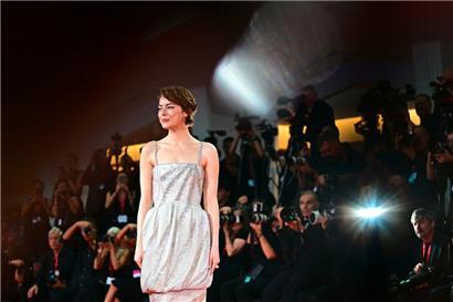 Im Blitzlichtgewitter: Die US-amerikanische Schauspielerin Emma Stone spielt in „Bugonia“ mit – und somit in einem Film mit Chancen auf den Goldenen Löwen bei den 82. Filmfestspielen in Venedig 
