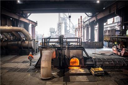 Im Bremer Stahlwerk von ArcelorMittal soll ab Ende September wegen der hohen Energiekosten einer der beiden Hochöfen stillgelegt werden
