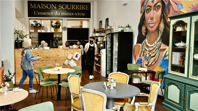 Gemütliches Café mit Gästen beim Essen und Kaffeetrinken von Montag bis Freitag