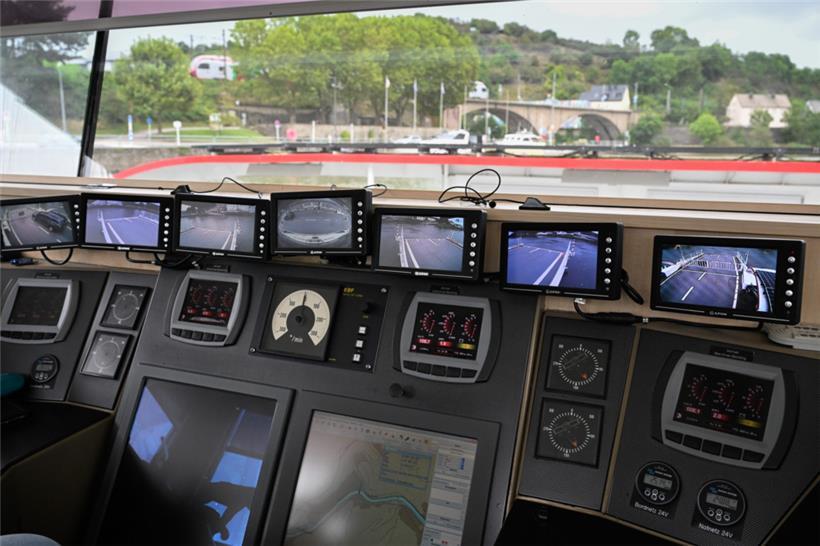 Im „Cockpit“ der Sankta Maria II: Sieben Kameras decken jeden Blickwinkel ab