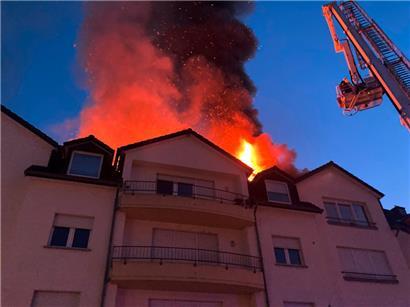 Im Dach eines Mehrfamilienhauses in Grevenmacher war am Sonntag (3.4.) ein Feuer ausgebrochen
