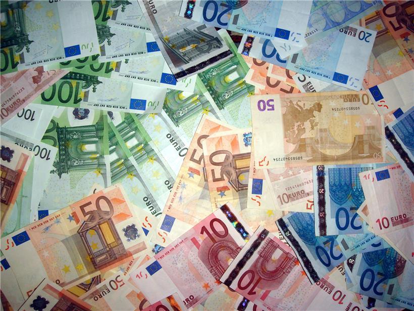 Im Dezember 2020 mussten Privatanleger hierzulande erstmals im Durchschnitt negative Zinsen auf neu anlegten Geldern zahlen. Unternehmen und andere „Nicht-Finanzgesellschaften“ müssen im Schnitt bereits seit August 2015 Strafzinsen zahlen.
