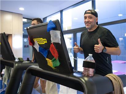 Jemp Moura läuft im Dezember 8.884 Höhenmeter in 11 Stunden auf dem Laufband – Ausdauerlauf, Höhenmeterrekord, Indoor-Training