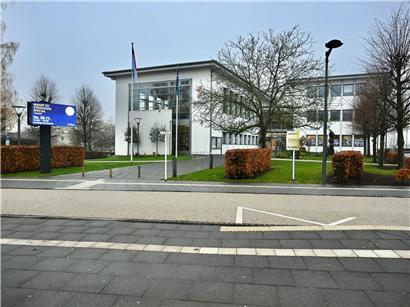 Rathaus Strassen im Dezember, Sitzung zur Annahme des Budgets 2026 mit Politikern und Gemeindemitgliedern