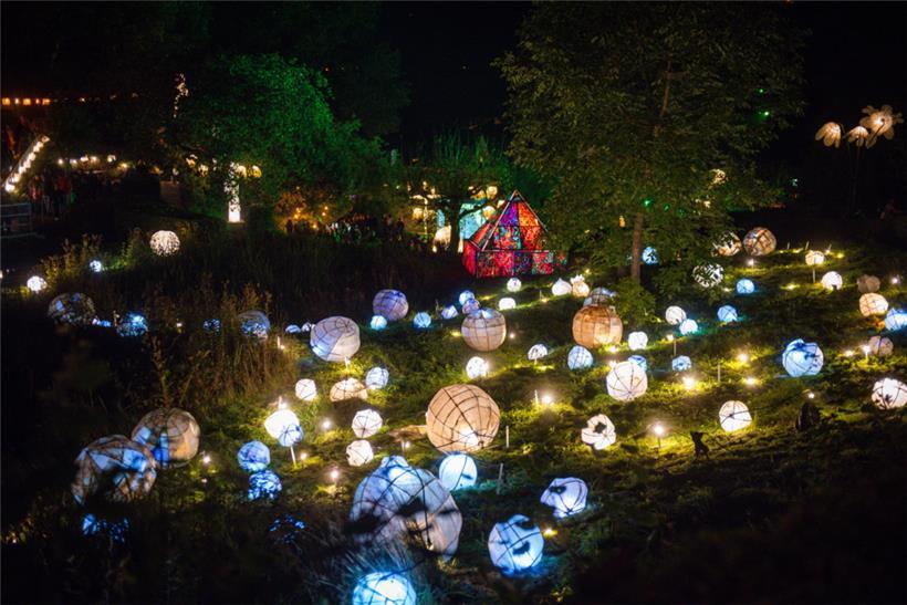 Im Dunkeln leuchten Laternen besonders hell: Die Nacht der Laternen in Wiltz verzaubert ihre Zuschauer
