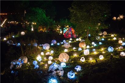 Im Dunkeln leuchten Laternen besonders hell: Die Nacht der Laternen in Wiltz verzaubert ihre Zuschauer
