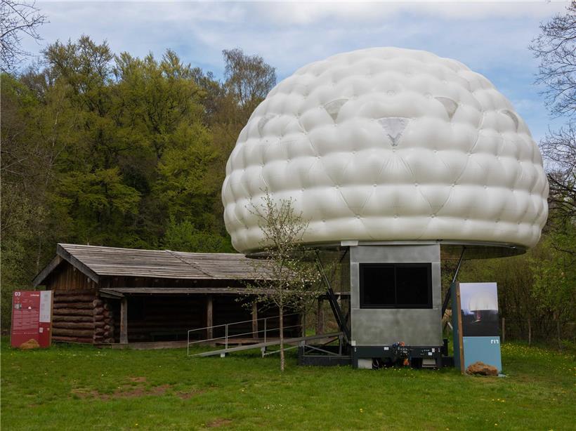 Escher Gîte im Ellergronn, futuristisches Gebäude in natürlicher Waldlandschaft, einzigartiges architektonisches Wahrzeichen
