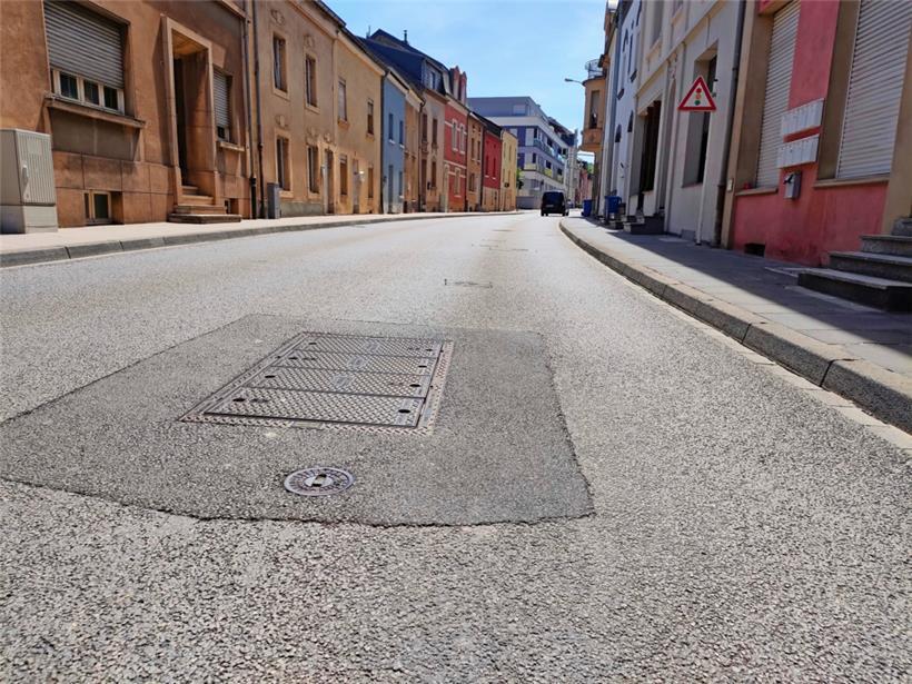 Im Esch (hier Neudorf) klappern die Schachtdeckel noch immer
