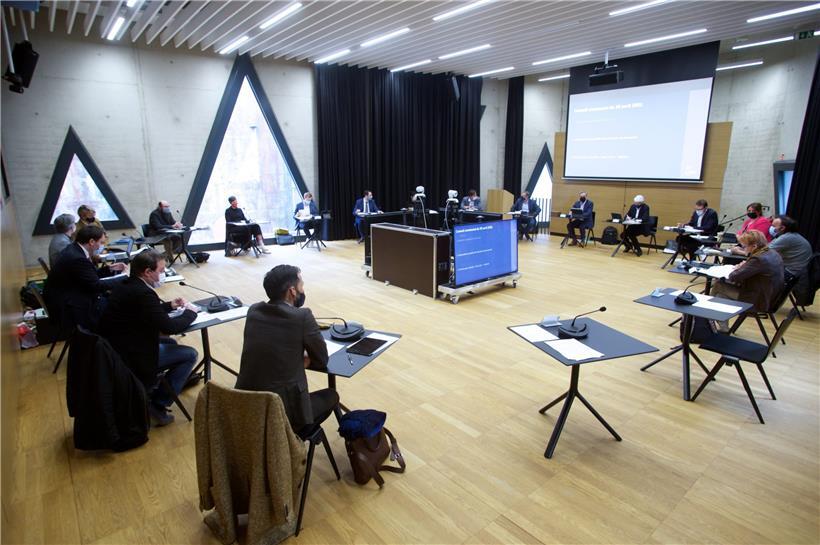 Im Exil: Der Gemeinderat tagte am Freitag erstmals im Ausweichquartier in Belval
