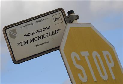 Grüner Staatssekretär Camille Gira erteilt 2014 Genehmigung für Asphaltwerk, Produktionsstart Anfang 2015