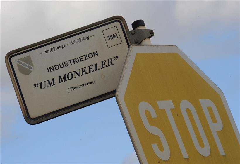 Grüner Staatssekretär Camille Gira erteilt 2014 Genehmigung für Asphaltwerk, Produktionsstart Anfang 2015