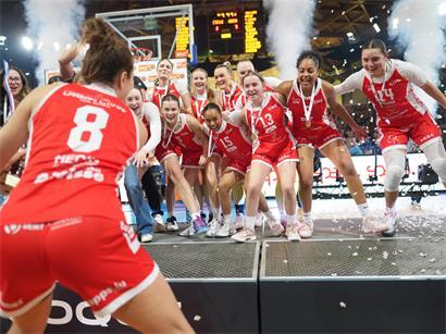 Bartringen gewinnt Pokalfinale im Februar gegen Düdelingen, Jubelnde Spieler auf dem Fußballfeld