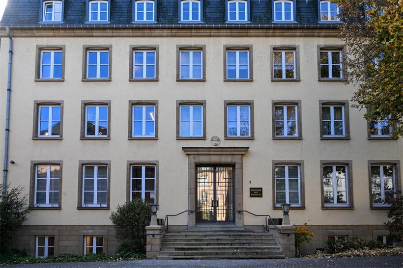 Finanzministerium diskutiert Zeitenwende und neue wirtschaftliche Strategien in moderner Büroumgebung