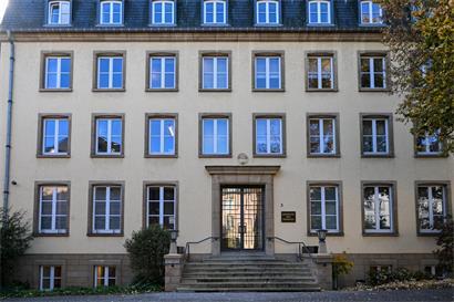 Finanzministerium diskutiert Zeitenwende und neue wirtschaftliche Strategien in moderner Büroumgebung