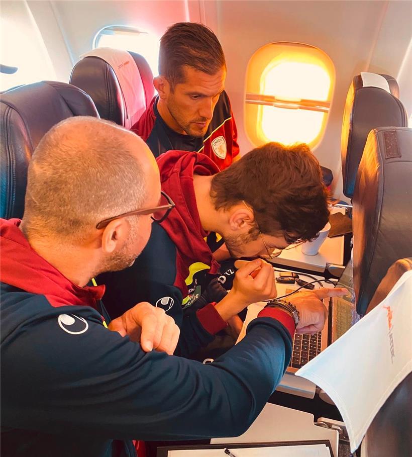 Im Flugzeug wurden die Spiele von Gegner Lincoln Red Imps vom Petinger Trainerteam per Video analysiert
