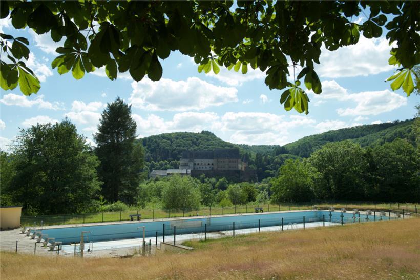 Im Freibad selbst gibt es eine wunderbare Sicht auf das Tal und das Schloss. Das...