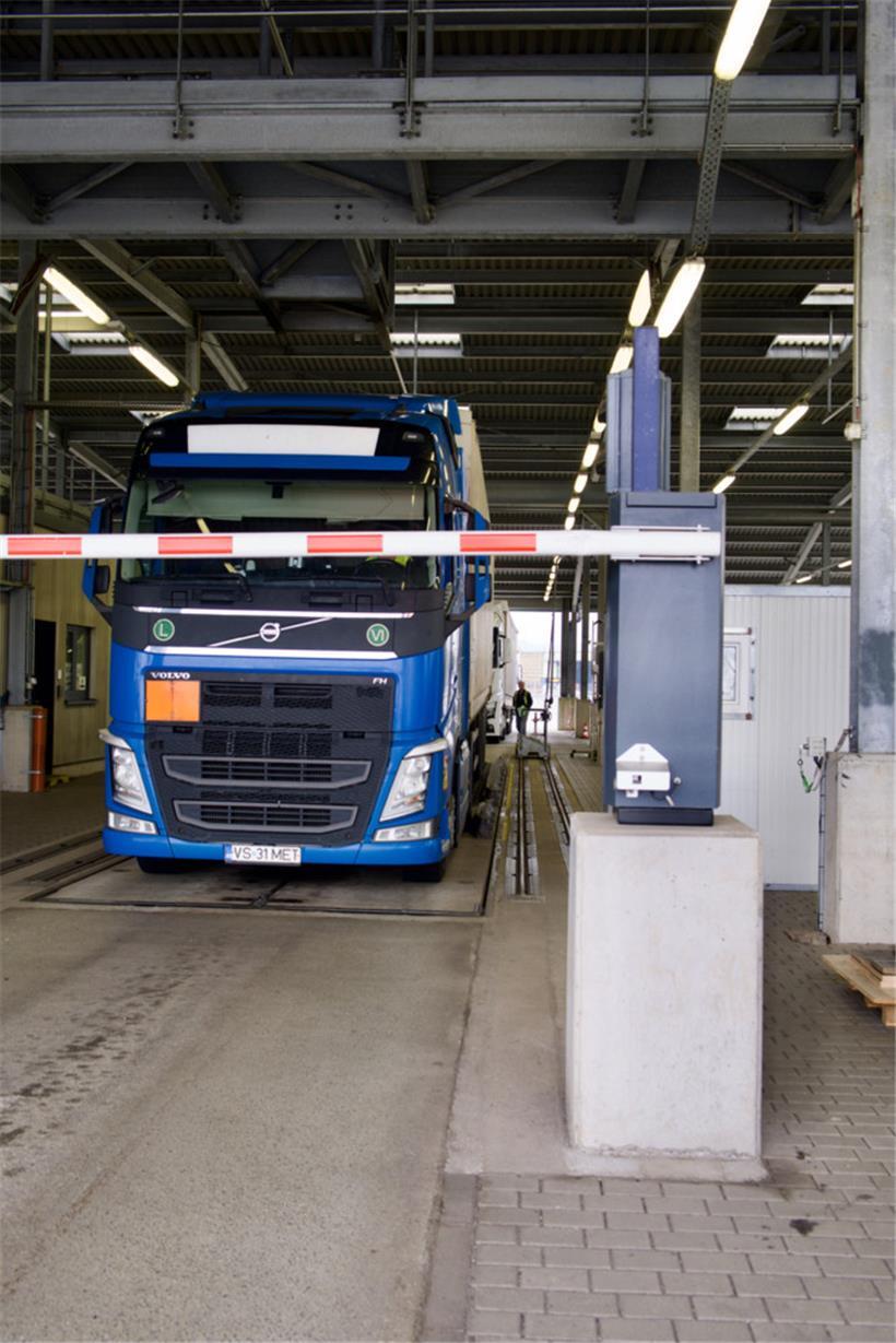 Im „Gabarit“ werden die Laster auf mögliche Schäden kontrolliert und bei Bedarf ...