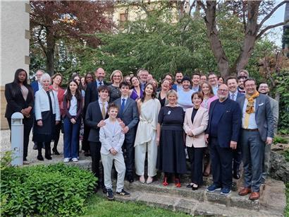 Gruppenfoto im Garten der Residenz mit Luxemburger Stadtvertretern, ESC-Kandidatin Eva-Marija und Familie bei offizieller Veranstaltung