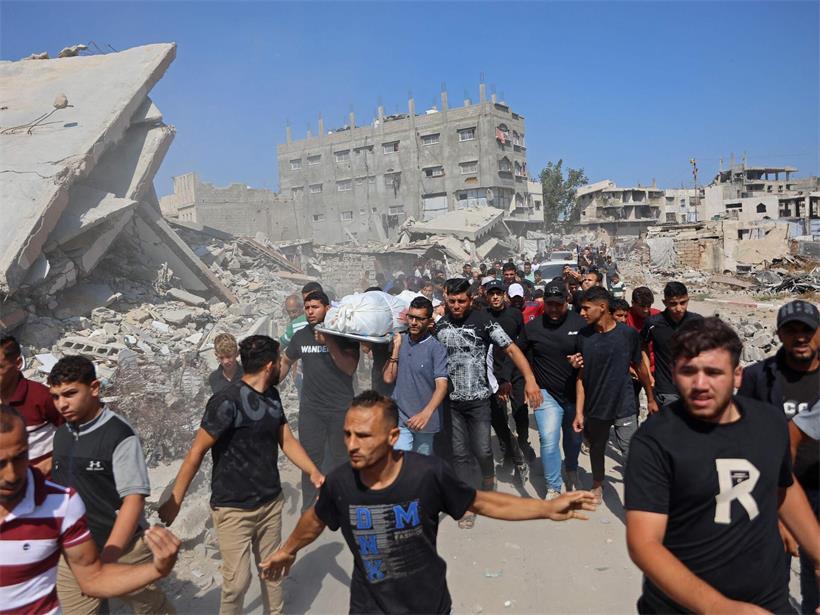 Beerdigung von Opfern der israelischen Angriffe im Gazastreifen, Trauernde bei der Beisetzung unter Trümmern