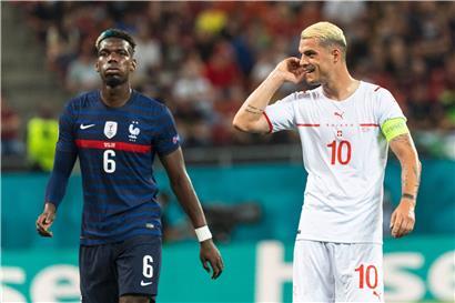 Im Gegensatz zu Paul Pogba hatte der Schweizer Granit Xhaka (r.) am Montag gut lachen
