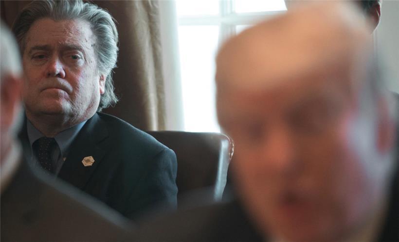 Im Gegensatz zu Chefideologe Steve Bannon (l.) vertritt US-Präsident Trump (r.) nur eine Ideologie: sich selbst
