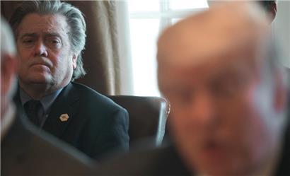 Im Gegensatz zu Chefideologe Steve Bannon (l.) vertritt US-Präsident Trump (r.) nur eine Ideologie: sich selbst
