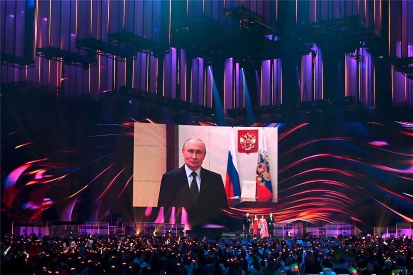 Im Gegensatz zum Eurovision Song Contest, wo Politiker keine Rolle spielen, begann die Show in Moskau mit einer Videobotschaft von Kreml-Chef Wladimir Putin
