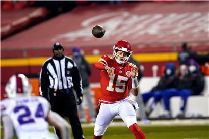Im Generationen-Duell trifft Chiefs-Quarterback Patrick Mahomes (im Bild) auf Tom Brady
