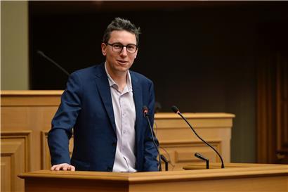 Im Gespräch mit RTL kritisierte der Politiker die vorzeitige Impfung der Verwaltungsräte: „Sie drängen sich vor und nehmen anderen Menschen den Impfstoff weg, die ihn wirklich bräuchten.“

