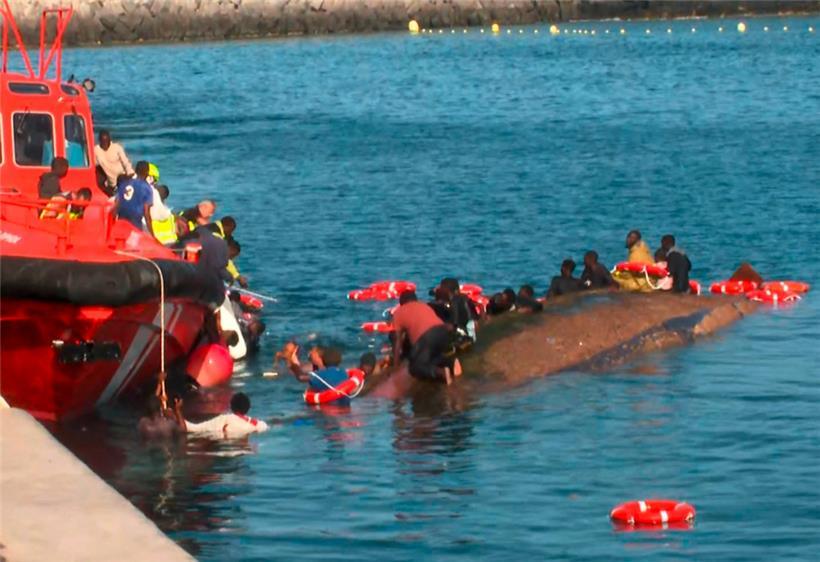 Im Hafen der Kanaren-Insel El Hierro ist ein Flüchtlingsboot gekentert. Geschieht dies auf hoher See, haben die Insassen kaum Chancen zu überleben.

