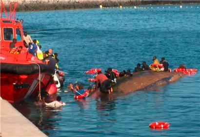 Im Hafen der Kanaren-Insel El Hierro ist ein Flüchtlingsboot gekentert. Geschieht dies auf hoher See, haben die Insassen kaum Chancen zu überleben.
