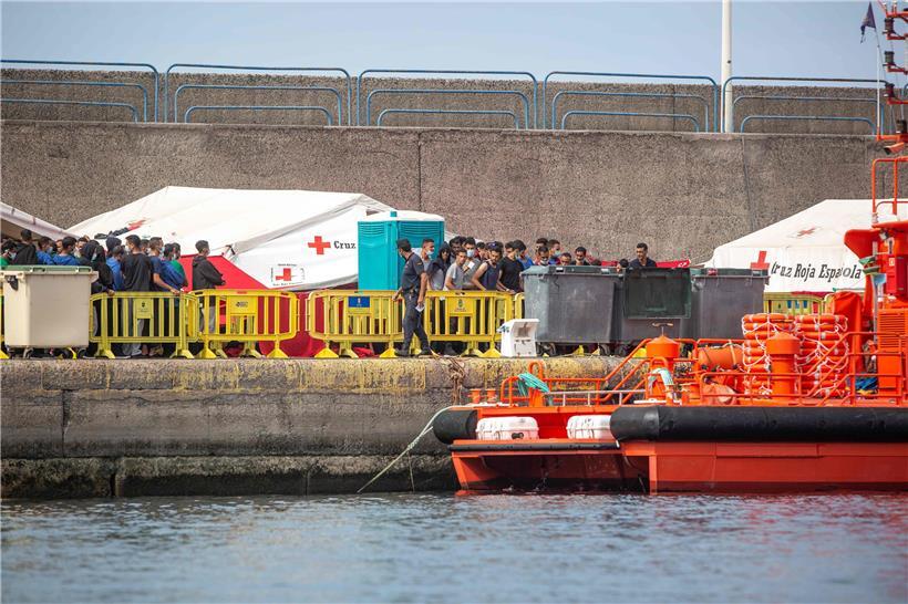 Im Hafen von Arguineguin im Süden von Gran Canaria hat das Rote Kreuz ein Zeltlager für die Flüchtlinge errichtet
