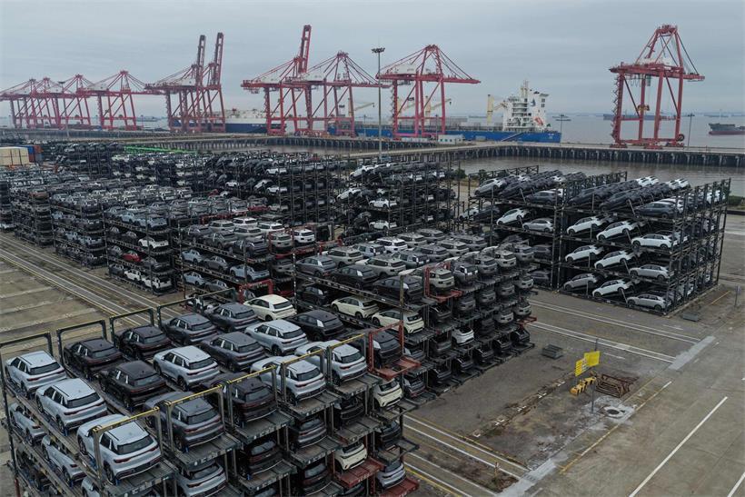 Im Hafen von Suzhou stehen in China produzierte Fahrzeuge zum Export bereit