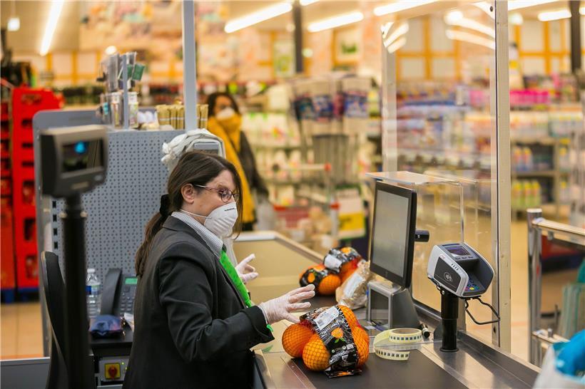 Im Handel kommen u.a. Plexiglasscheiben, Masken und Handschuhe zum Einsatz, um das Personal zu schützen

